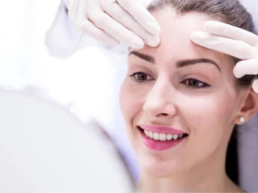 Eine Frau interessiert sich für die ästhetische Dermatologie im MVZ Hansaklinik in Dortmund