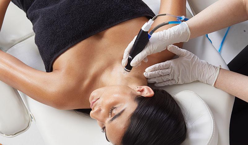Eine Frau bekommt eine HydraFacial™-Behandlung in Dortmund